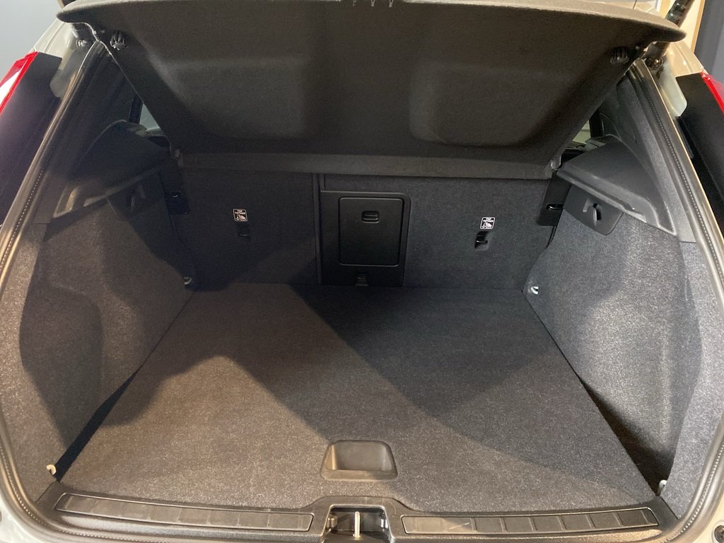 2025 Volvo XC40 B5 AWD Core Bright Theme-19