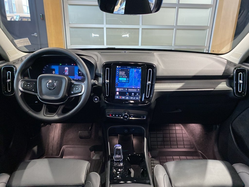 2025 Volvo XC40 B5 AWD Plus Dark Theme-10