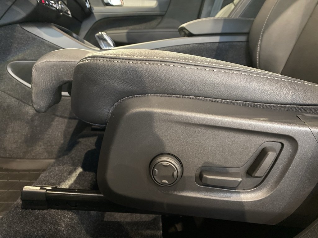 2025 Volvo XC40 B5 AWD Plus Dark Theme-13