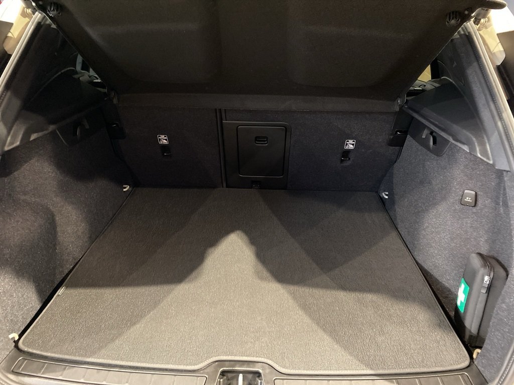 2025 Volvo XC40 B5 AWD Plus Dark Theme-19