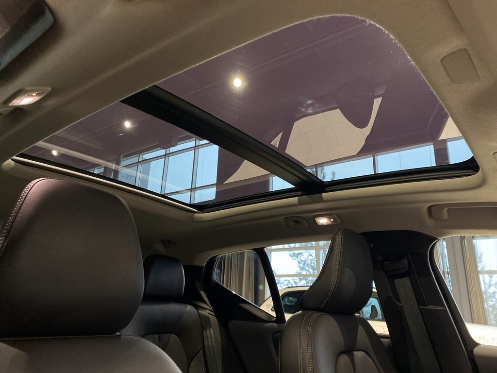 2025 Volvo XC40 B5 AWD Plus Dark Theme-24