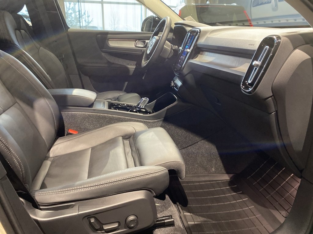 2025 Volvo XC40 B5 AWD Plus Dark Theme-22