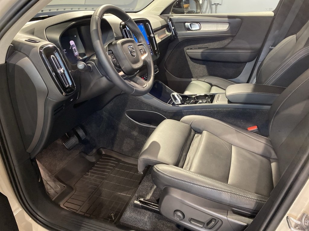 2025 Volvo XC40 B5 AWD Plus Dark Theme-9