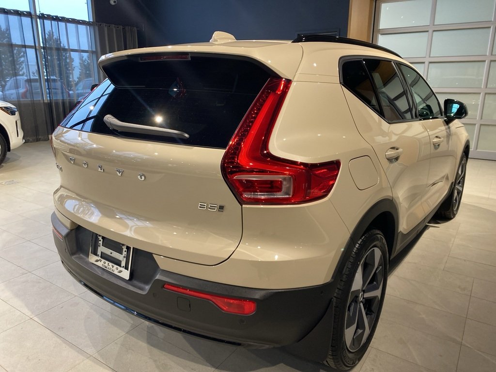 2025 Volvo XC40 B5 AWD Plus Dark Theme-4