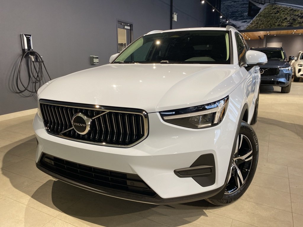 2025 Volvo XC40 B5 AWD Core Bright Theme-0