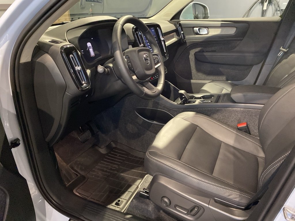 2025 Volvo XC40 B5 AWD Core Bright Theme-9