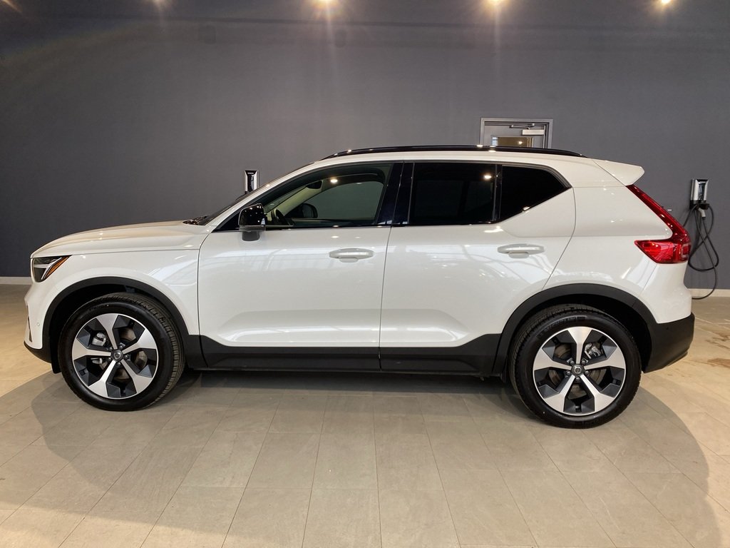 2025 Volvo XC40 B5 AWD Plus Dark Theme-1