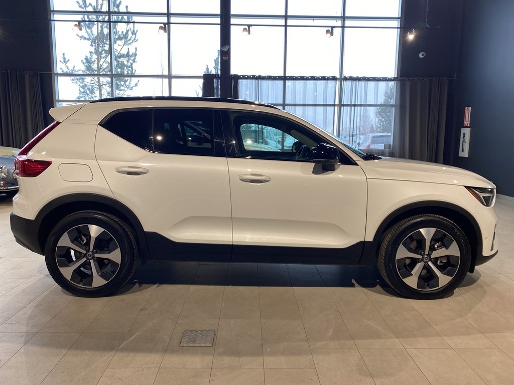 2025 Volvo XC40 B5 AWD Plus Dark Theme-5