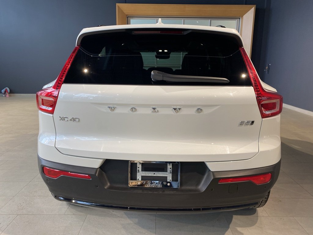 2025 Volvo XC40 B5 AWD Plus Dark Theme-3