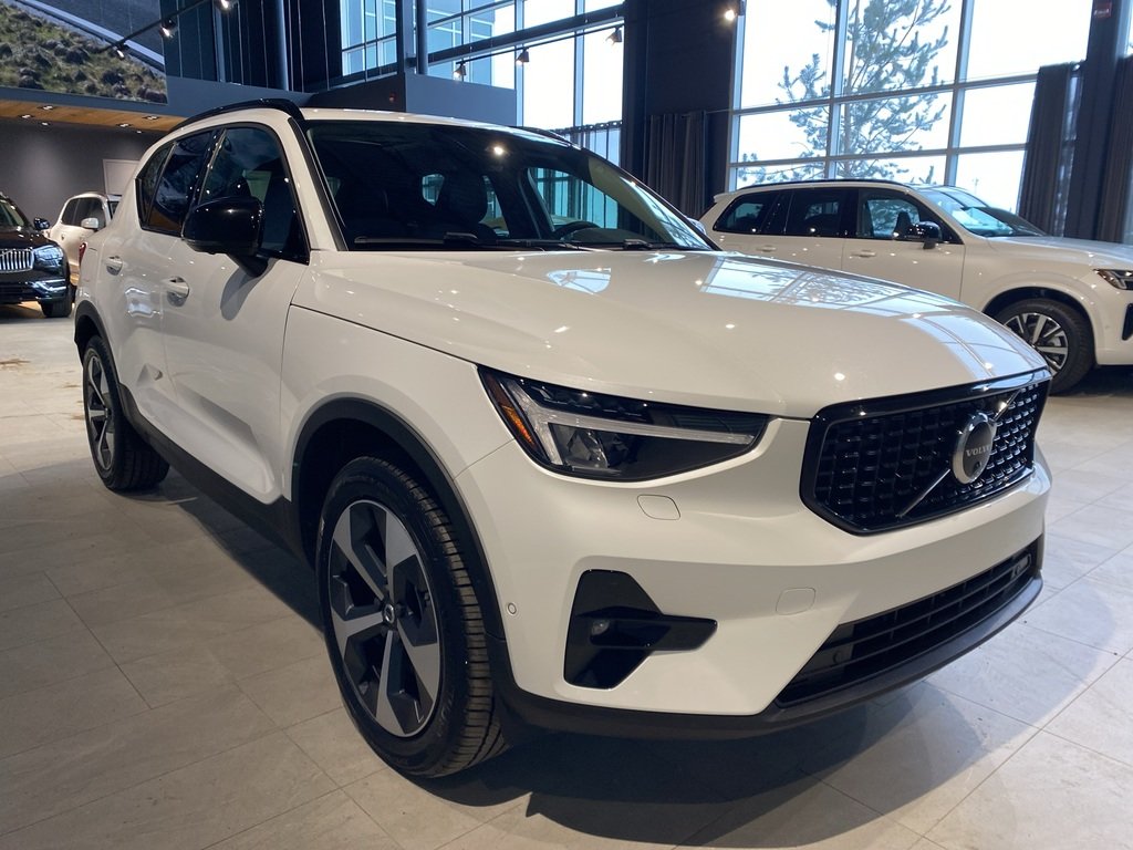 2025 Volvo XC40 B5 AWD Plus Dark Theme-6