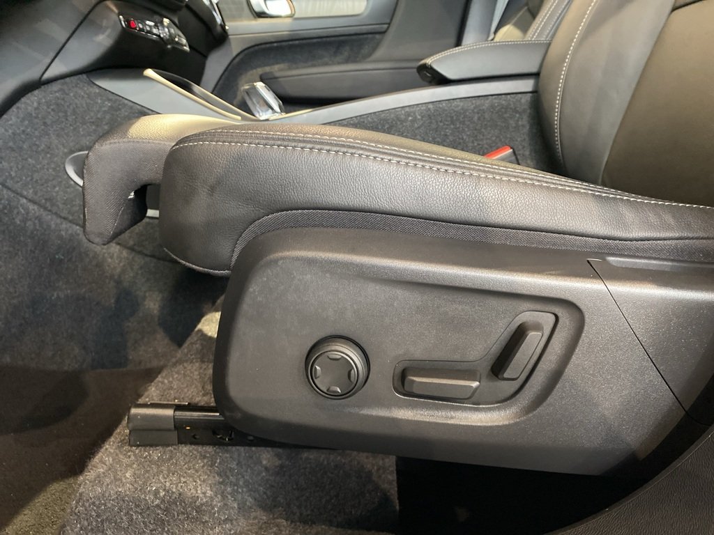 2025 Volvo XC40 B5 AWD Plus Dark Theme-13