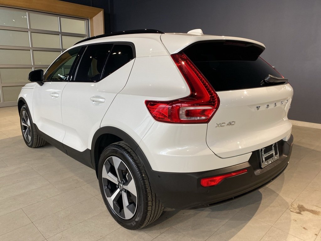 2025 Volvo XC40 B5 AWD Plus Dark Theme-2