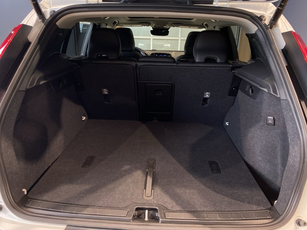 2025 Volvo XC40 B5 AWD Plus Dark Theme-19