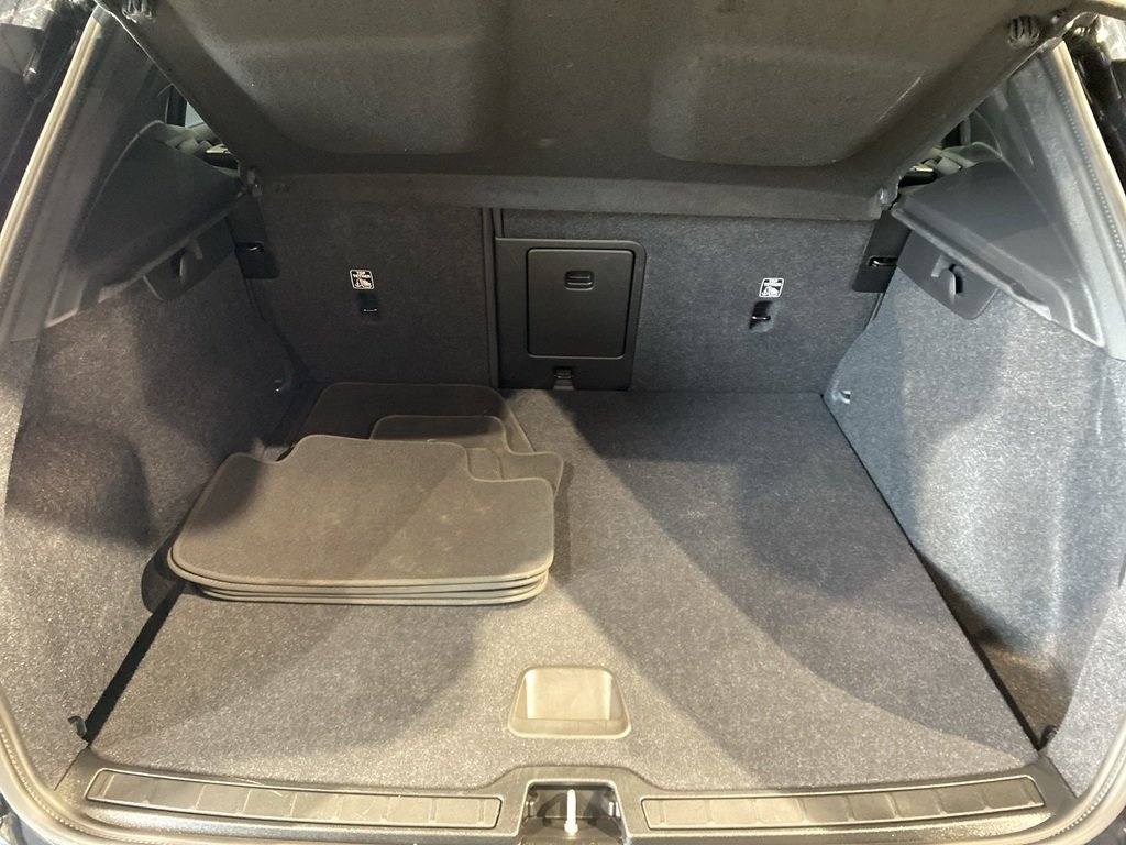 2025 Volvo XC40 B5 AWD Core Bright Theme-19