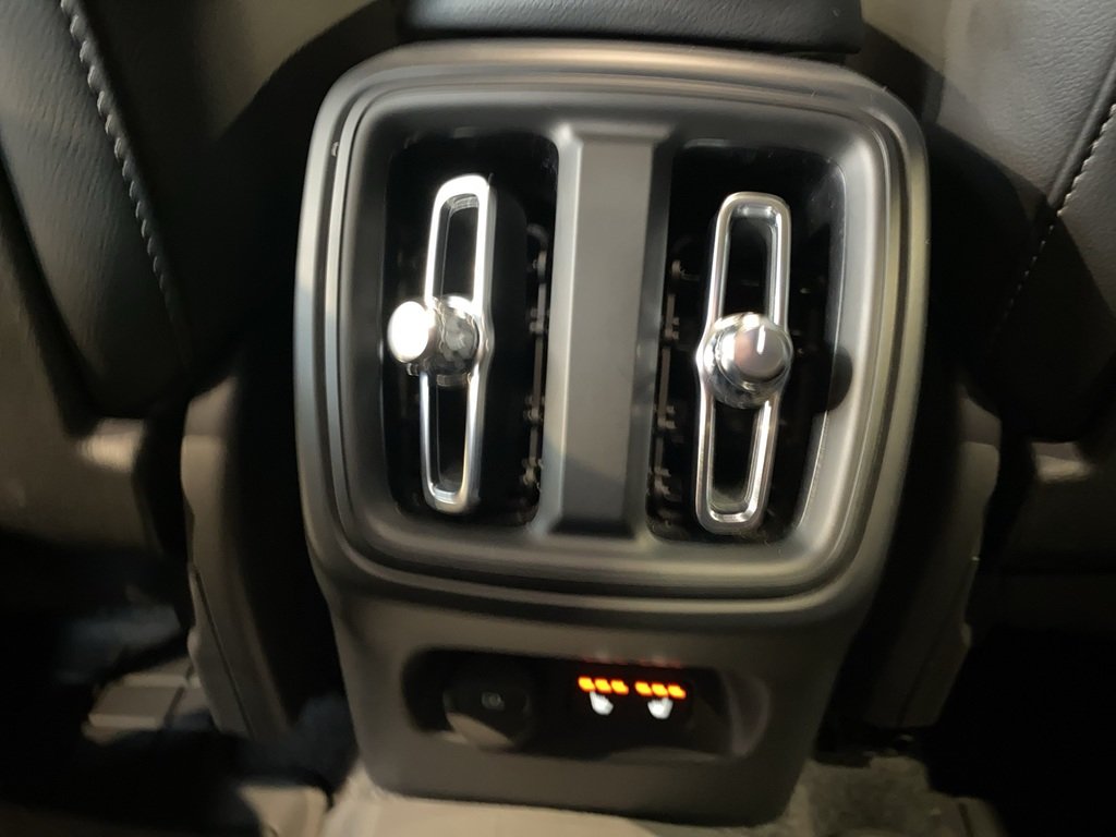 2025 Volvo XC40 B5 AWD Core Bright Theme-18