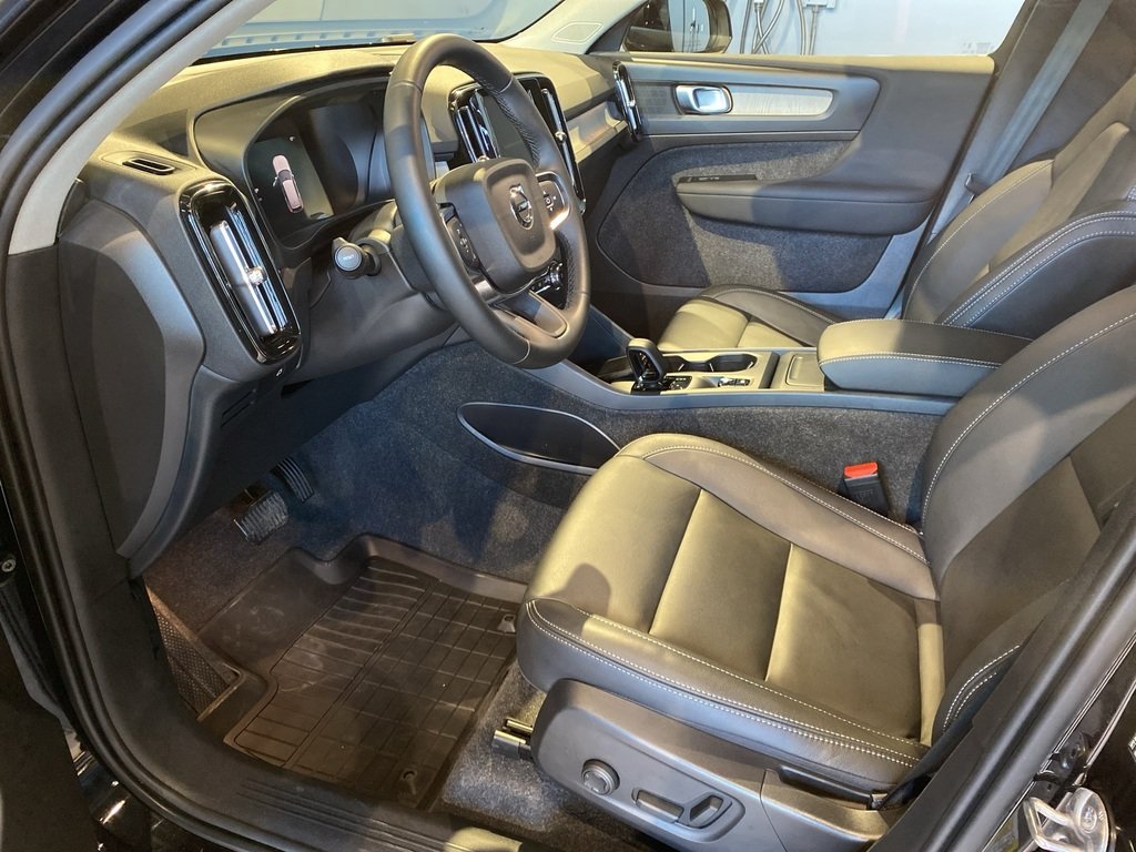 2025 Volvo XC40 B5 AWD Core Bright Theme-9