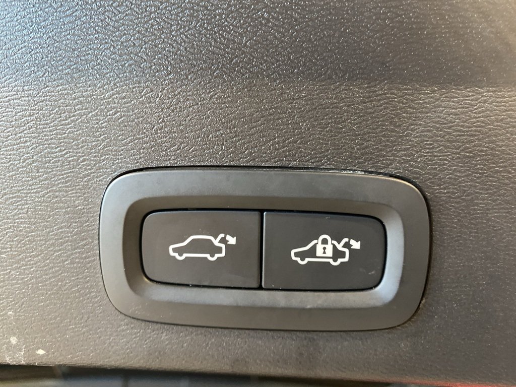 2025 Volvo XC40 B5 AWD Core Bright Theme-20