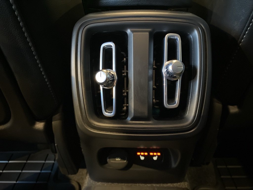 2025 Volvo XC40 B5 AWD Core Bright Theme-18