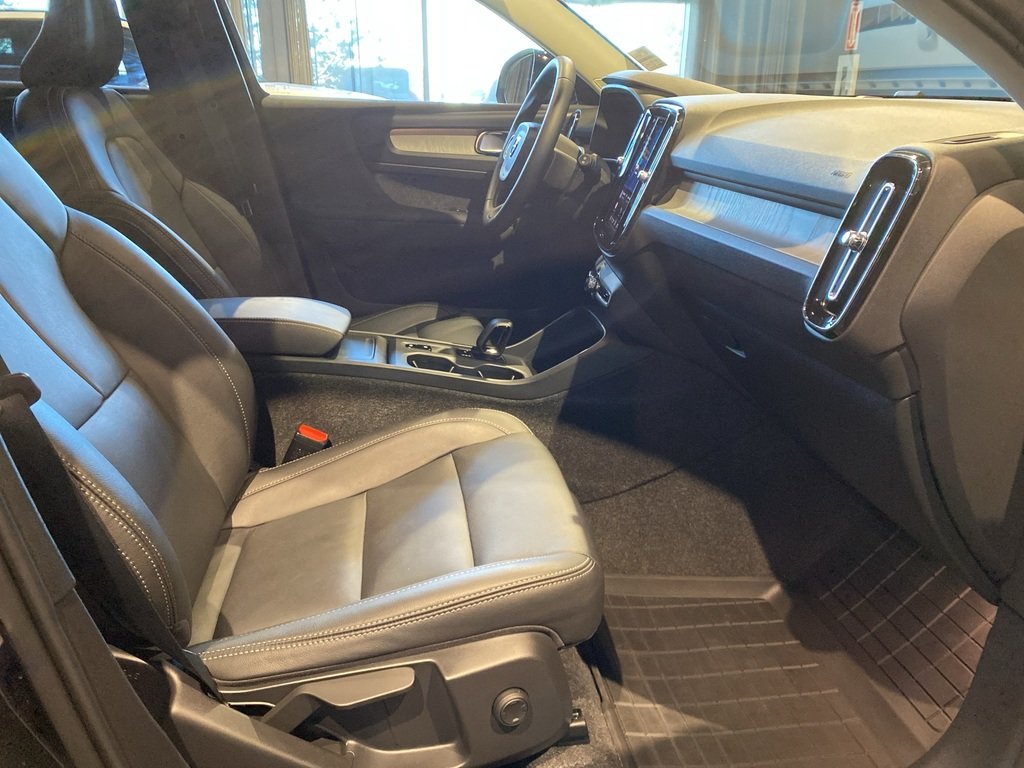 2025 Volvo XC40 B5 AWD Core Bright Theme-22