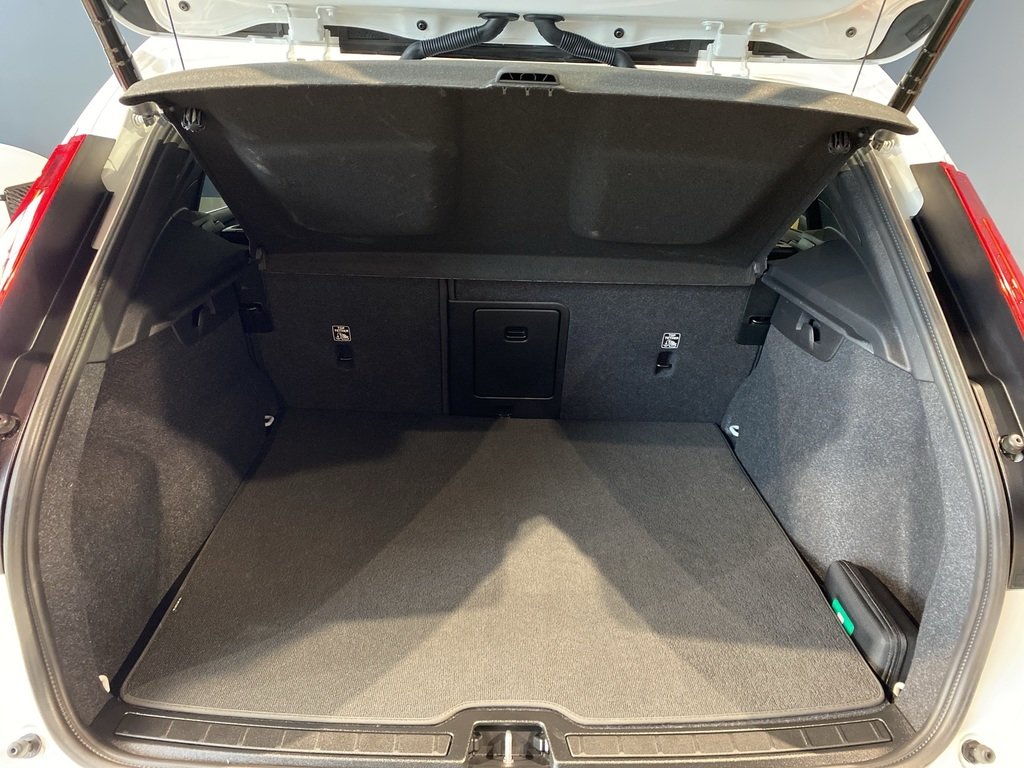 2025 Volvo XC40 B5 AWD Core Bright Theme-18