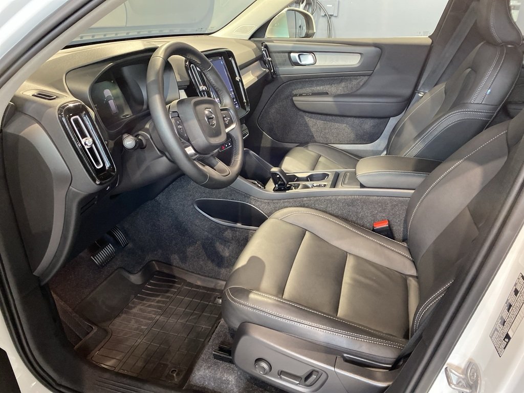 2025 Volvo XC40 B5 AWD Core Bright Theme-8