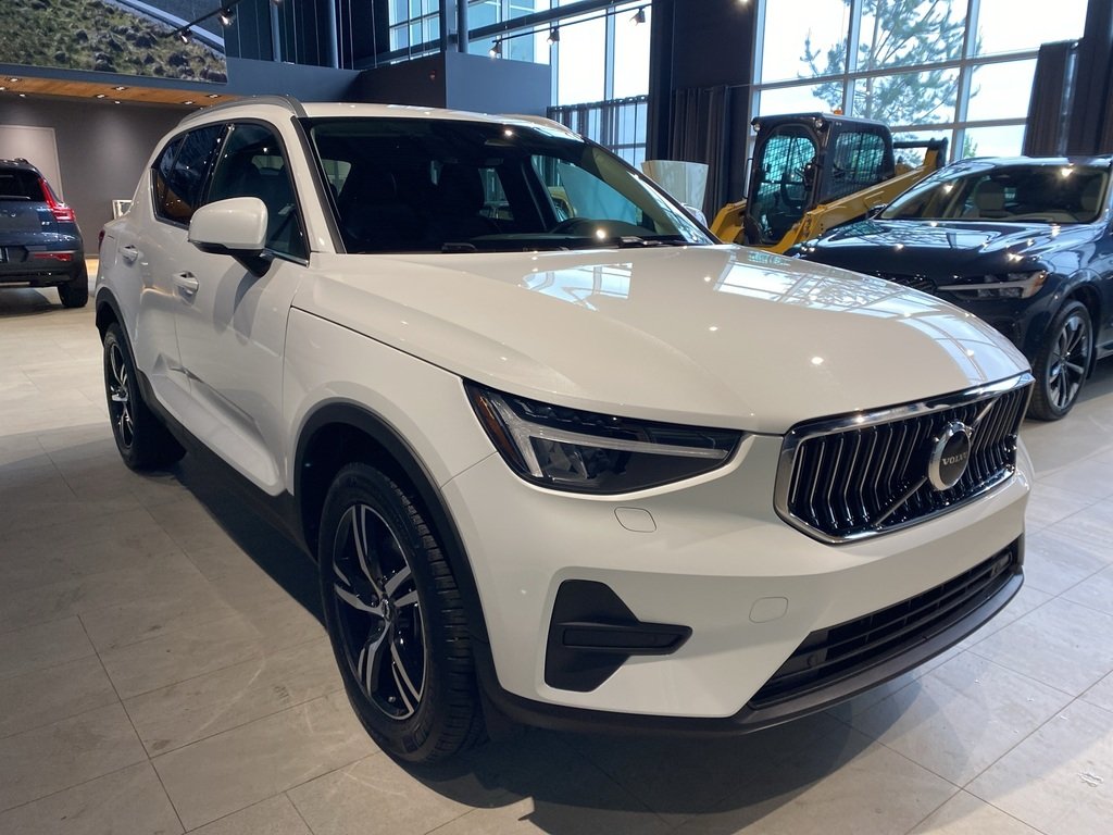 2025 Volvo XC40 B5 AWD Core Bright Theme-6