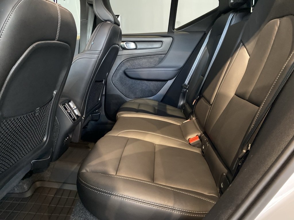 2025 Volvo XC40 B5 AWD Core Bright Theme-17