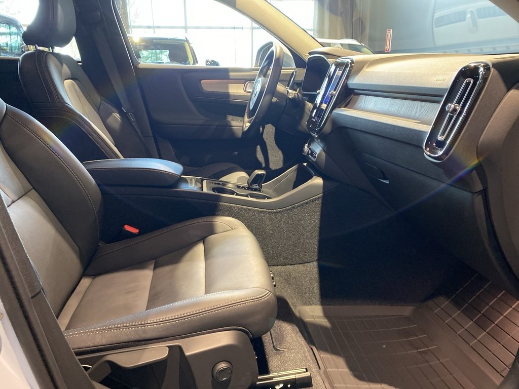 2025 Volvo XC40 B5 AWD Core Bright Theme-22