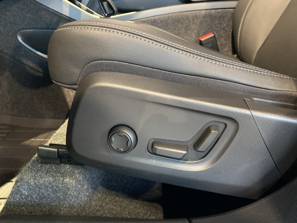 2025 Volvo XC40 B5 AWD Core Bright Theme-13