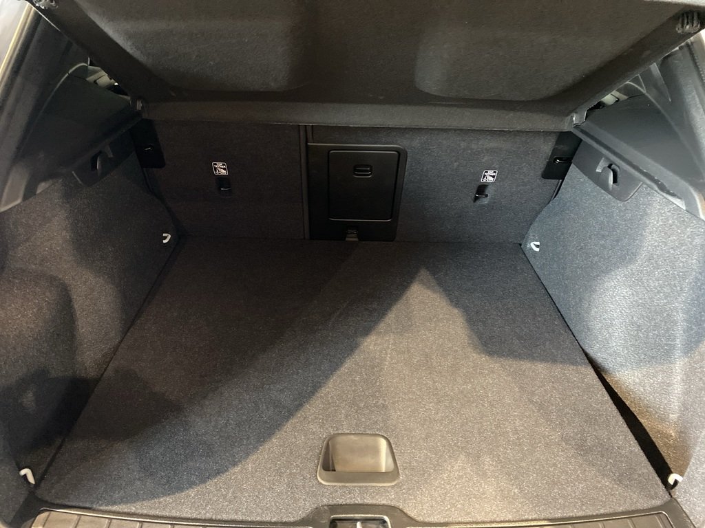 2025 Volvo XC40 B5 AWD Core Bright Theme-19