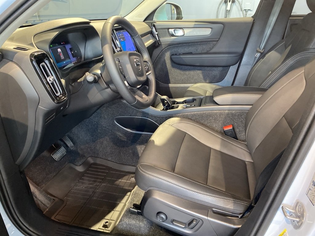2025 Volvo XC40 B5 AWD Core Bright Theme-9
