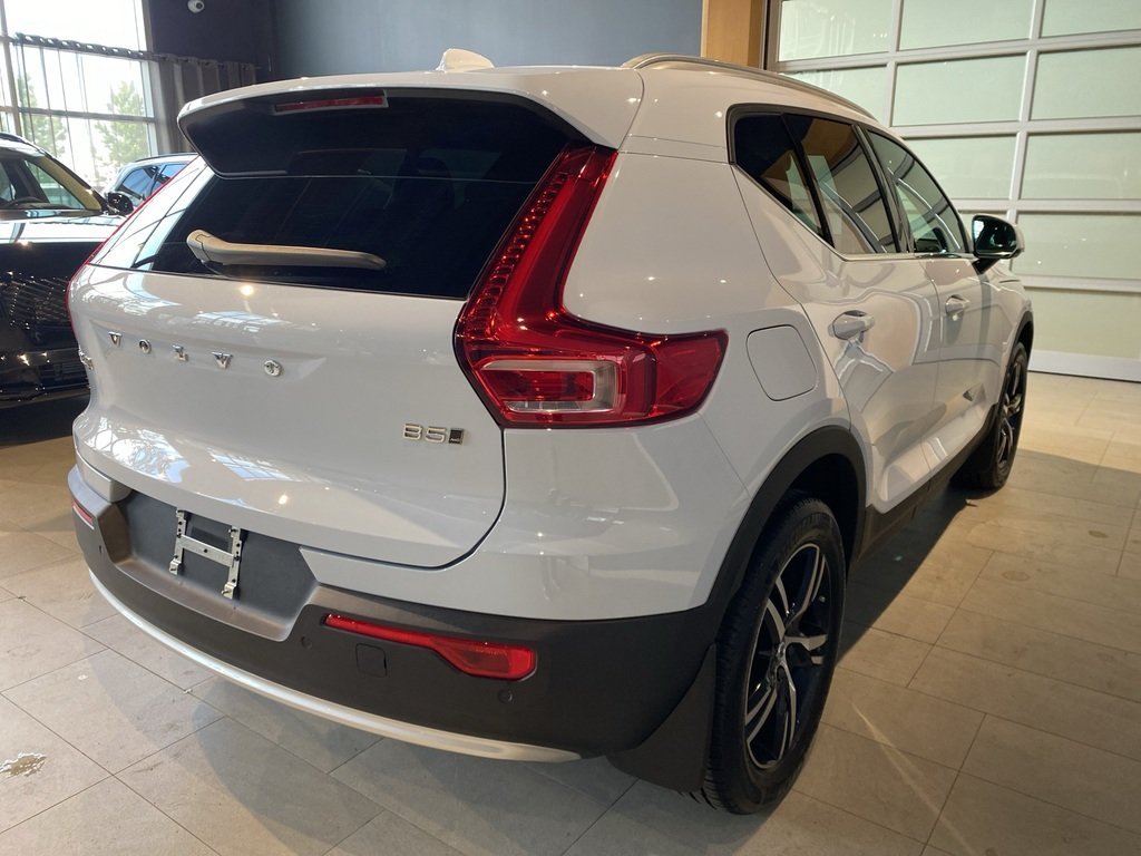 2025 Volvo XC40 B5 AWD Core Bright Theme-4