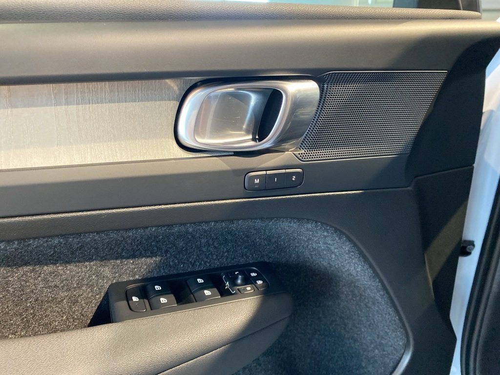 2025 Volvo XC40 B5 AWD Core Bright Theme-11