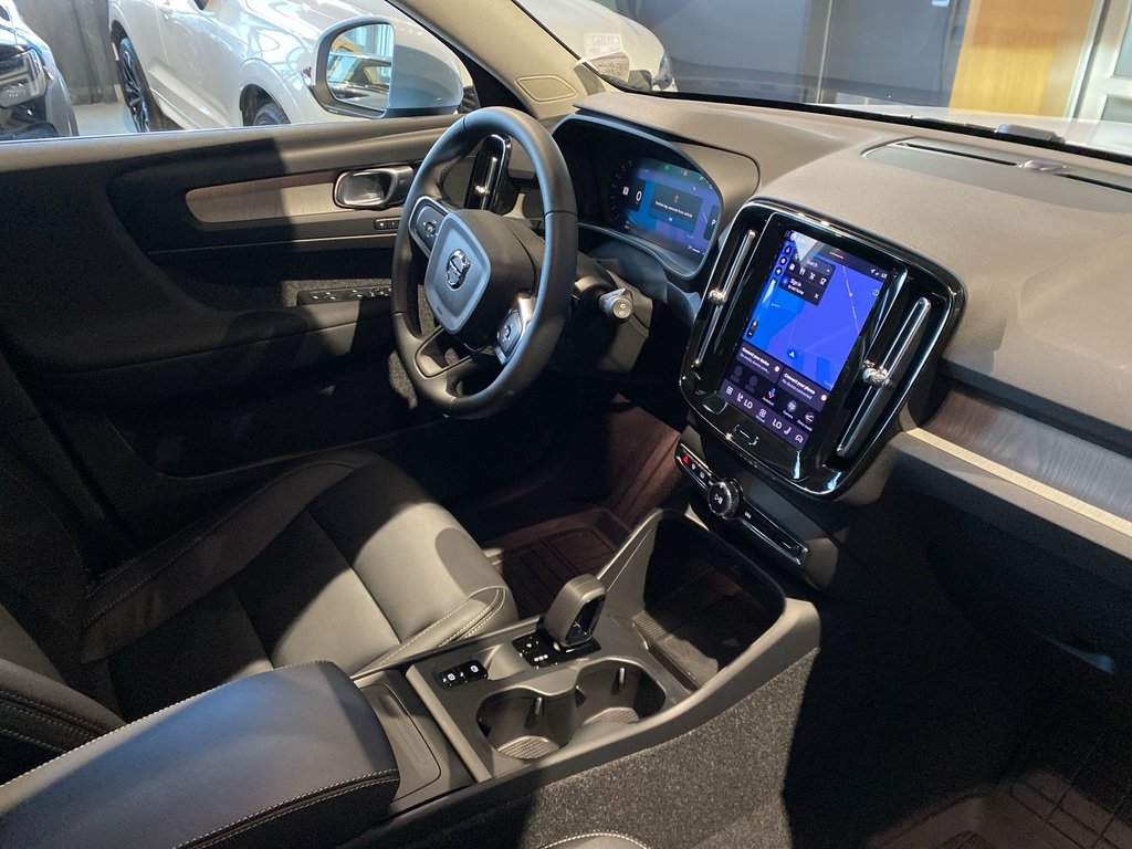 2025 Volvo XC40 B5 AWD Core Bright Theme-23