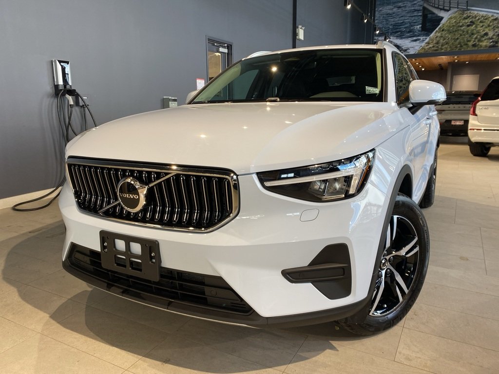 2025 Volvo XC40 B5 AWD Core Bright Theme-0