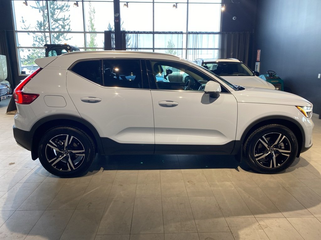 2025 Volvo XC40 B5 AWD Core Bright Theme-5
