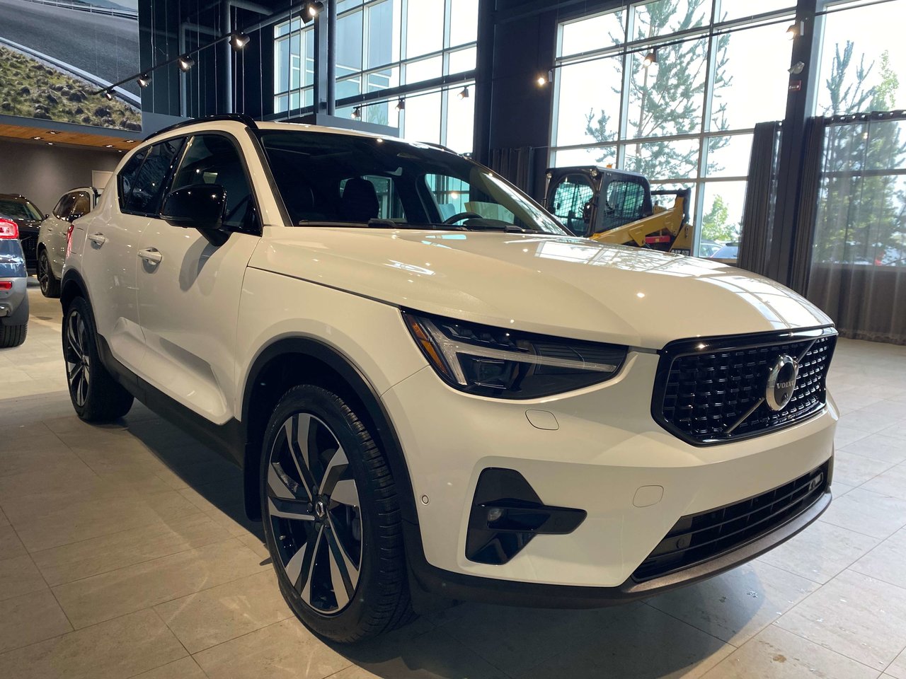 2025 Volvo XC40 B5 AWD Ultra Dark Theme-6
