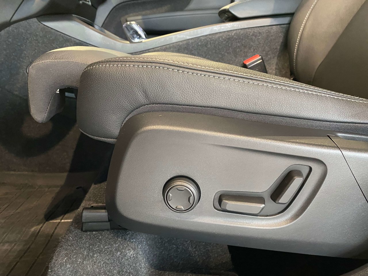 2025 Volvo XC40 B5 AWD Ultra Dark Theme-13