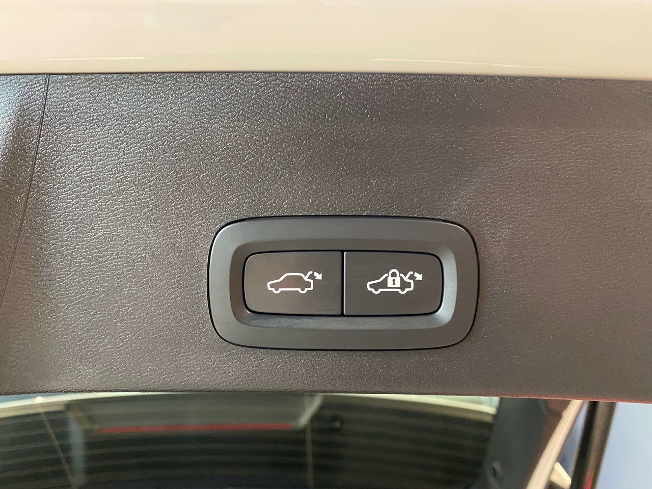 2025 Volvo XC40 B5 AWD Ultra Dark Theme-20