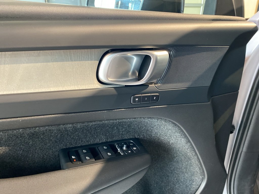 2026 Volvo XC40 B5 AWD Plus Dark Theme-11