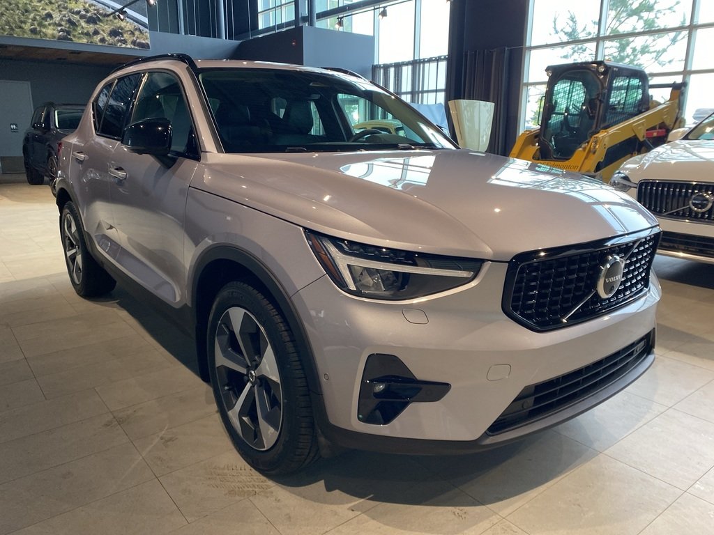 2026 Volvo XC40 B5 AWD Plus Dark Theme-6