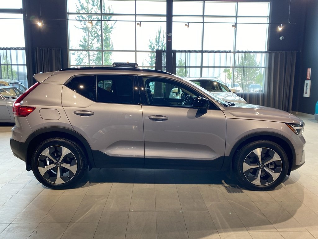2026 Volvo XC40 B5 AWD Plus Dark Theme-5