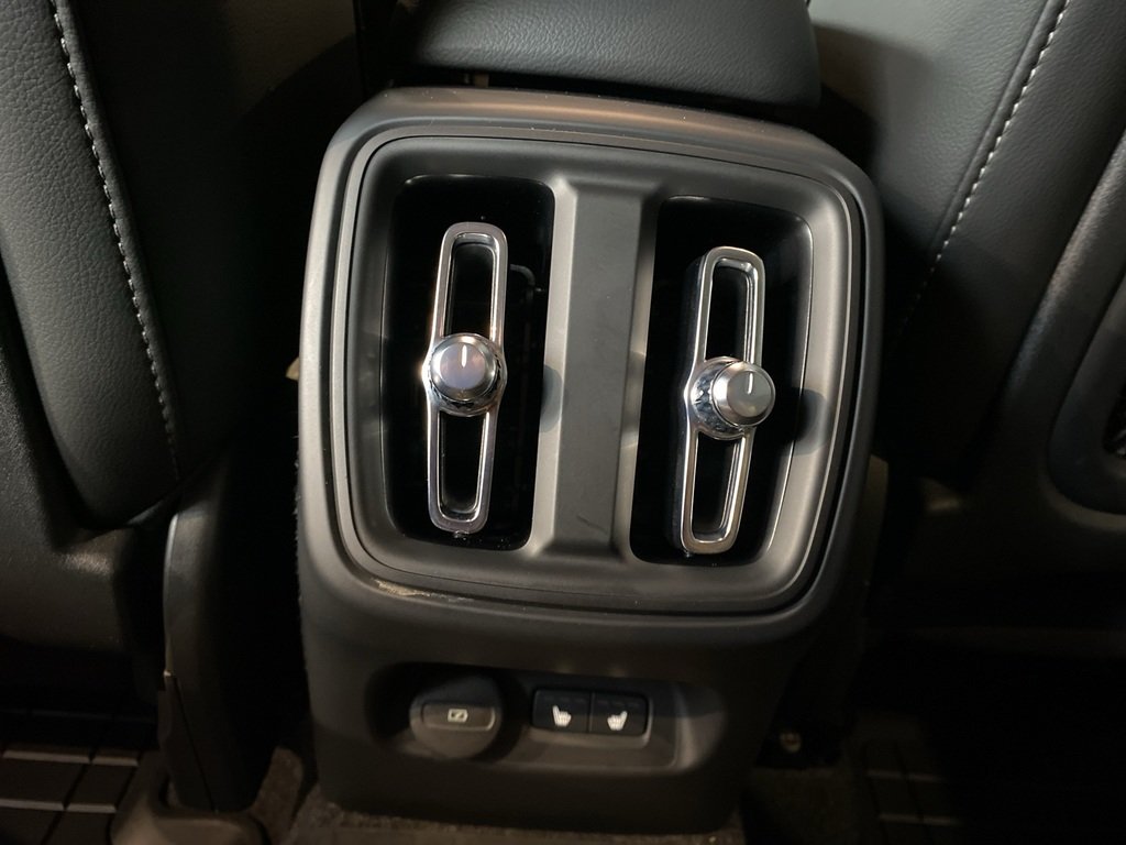 2026 Volvo XC40 B5 AWD Plus Dark Theme-18