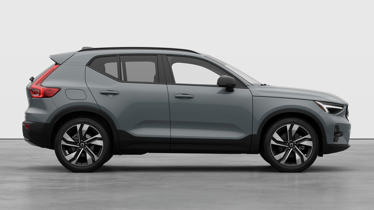 2026 Volvo XC40 Plus (Dark Theme)-6