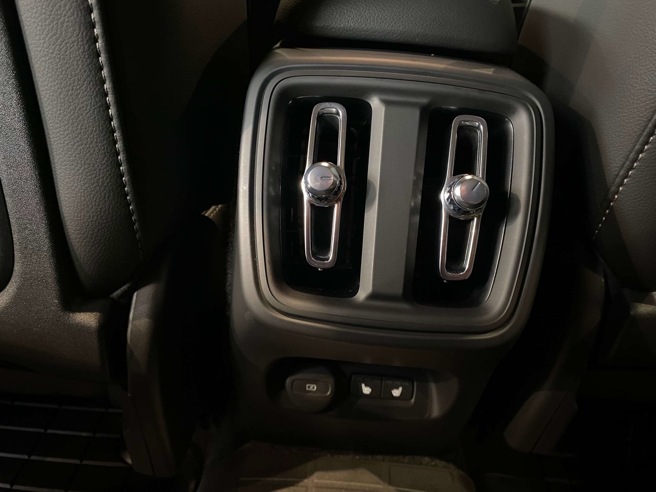 2026 Volvo XC40 B5 AWD Plus Dark Theme-18
