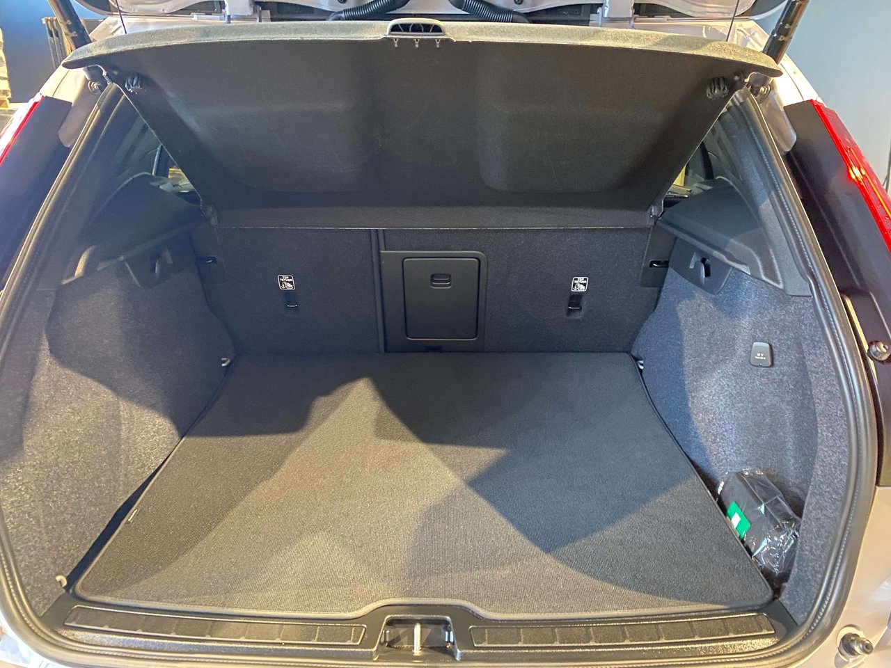 2026 Volvo XC40 B5 AWD Plus Dark Theme-19