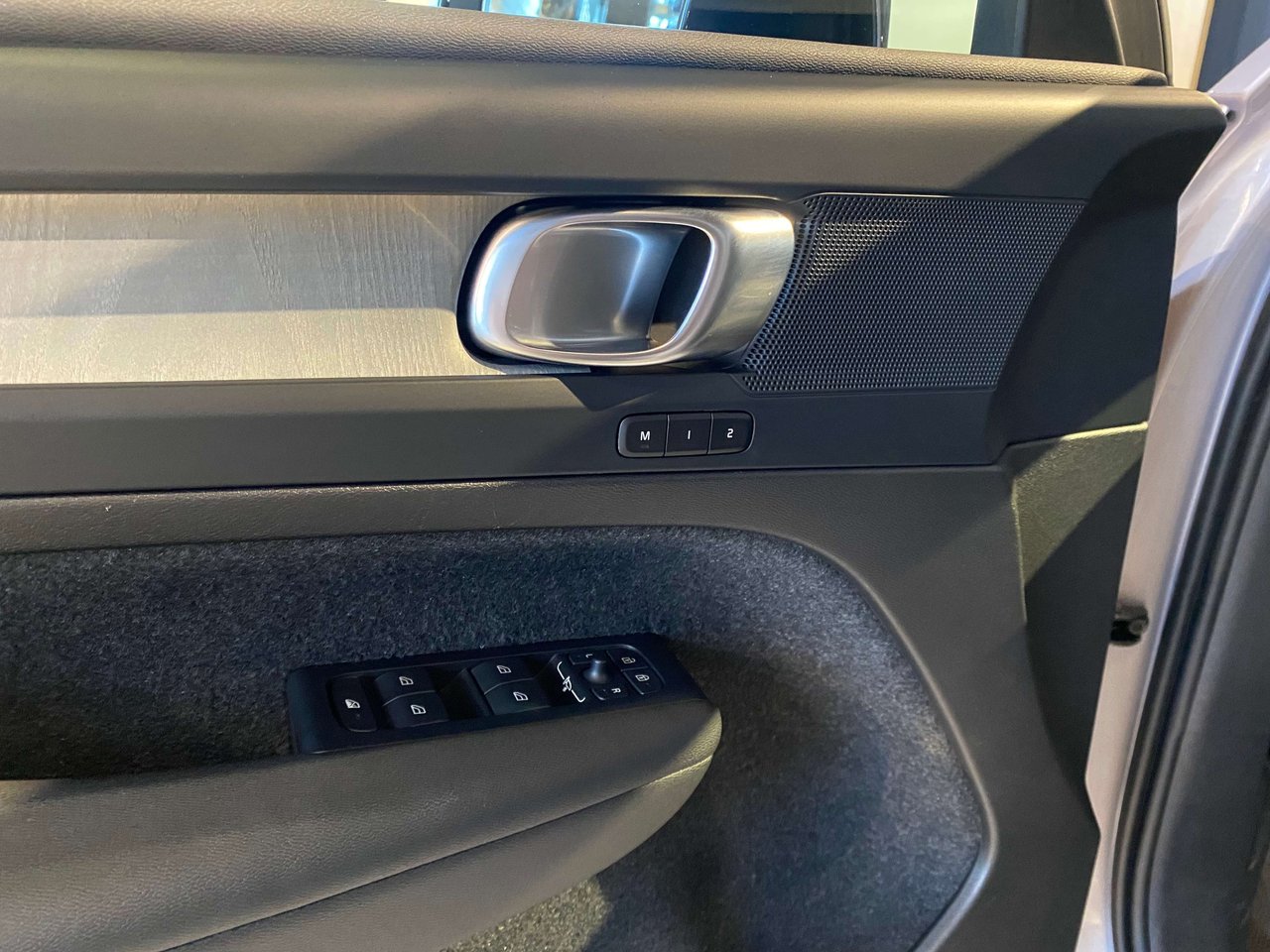 2026 Volvo XC40 B5 AWD Plus Dark Theme-11