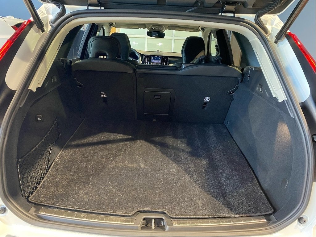 2025 Volvo XC60 Plug-In Hybrid T8 AWD Ultra Dark Theme-18