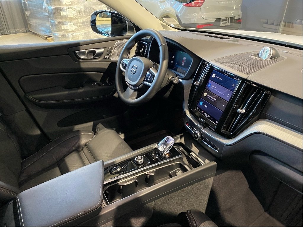 2025 Volvo XC60 Plug-In Hybrid T8 AWD Ultra Dark Theme-22