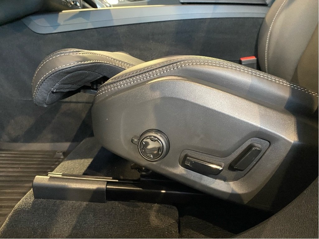 2025 Volvo XC60 Plug-In Hybrid T8 AWD Ultra Dark Theme-13